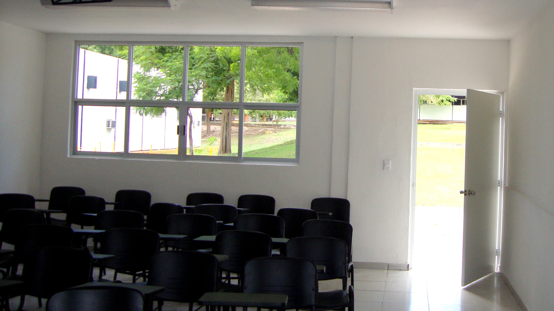 Adecúan aulas en el edificio G