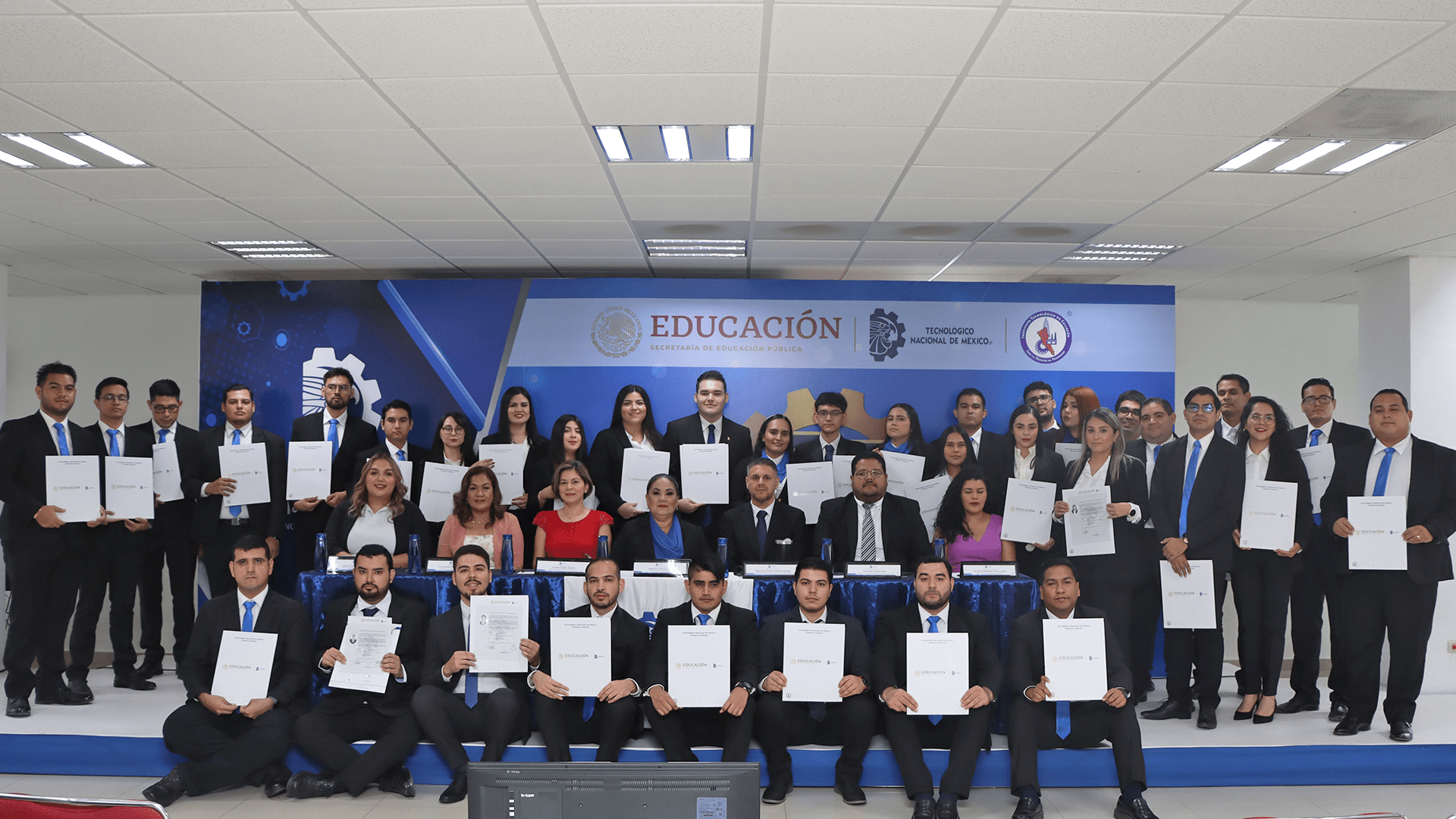 Se realiza acto protocolario de titulación masiva
