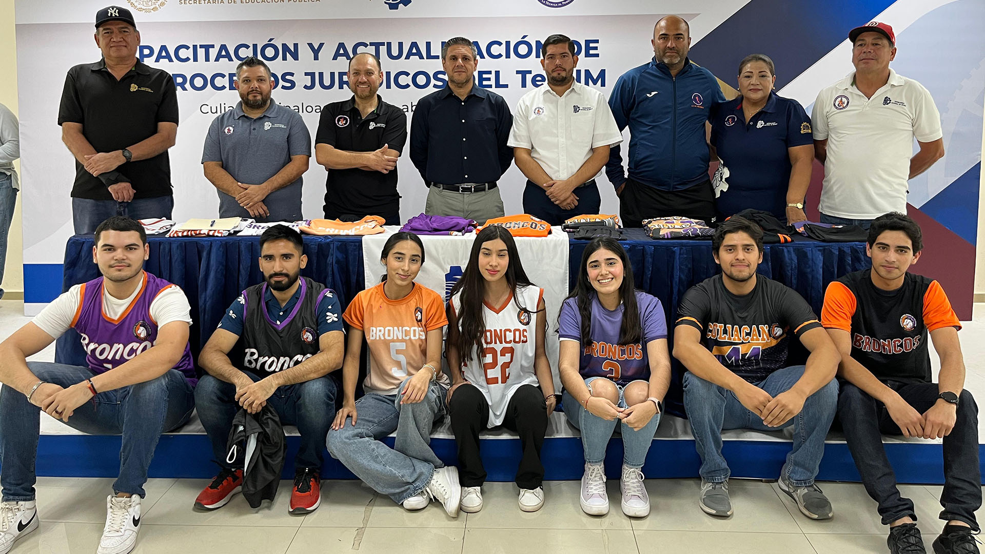Abanderan y entregan uniformes a la Delegación que participará en el LXVI Evento Prenacional Deportivo del Tecnológico Nacional de México