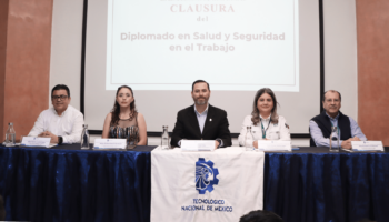 Entrega de diploma de salud y seguridad 1 2024 dic_