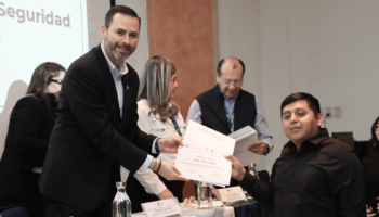 Entrega de diploma de salud y seguridad 5 2024 dic_