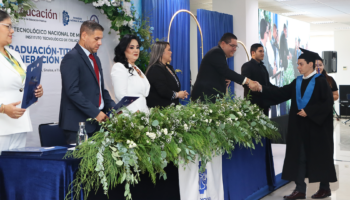 14 graduado recibiendo diploma hombre