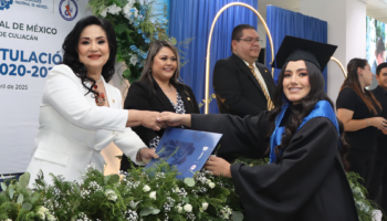 15 graduado recibiendo diploma mujer