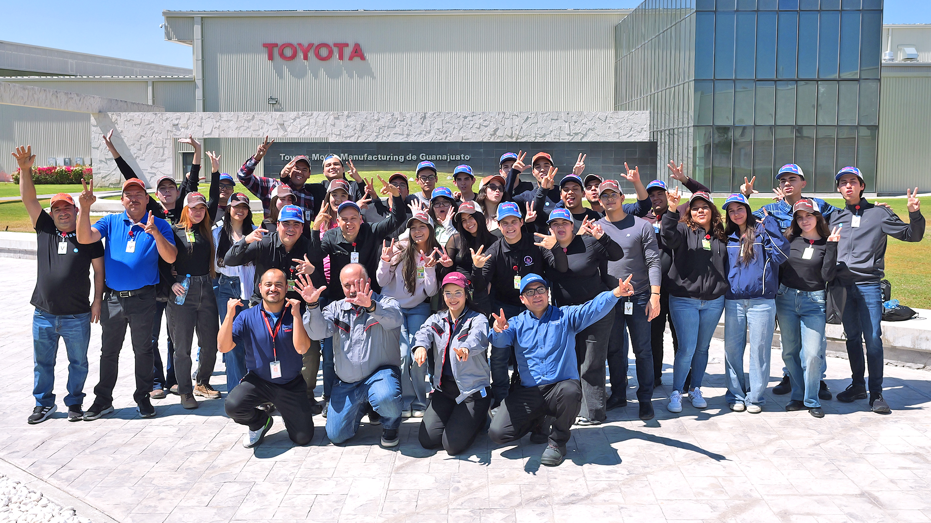 Estudiantes del ITC visitan planta de Toyota en Guanajuato