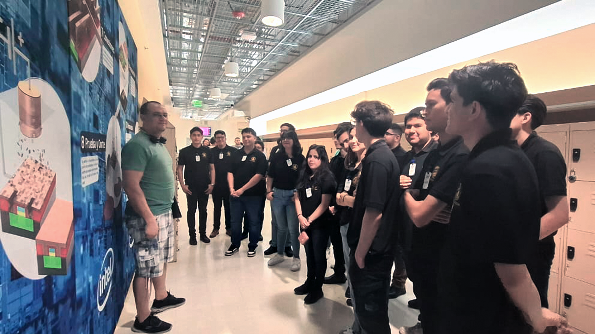Estudiantes del ITC realizan recorrido por Intel México